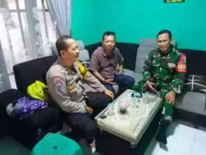 Bhabinkamtibmas Polsek Ciampea bersinergi dengan Babinsa menjalin kedekatan Dengan masyarakat Desa binaan.