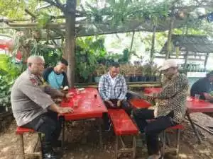 Polsek Babakan Madang Polres Bogor Sambang Warga dan silaturahmi dg warga sampaikan pesan kamtibmas.