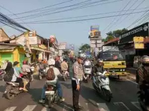 Anggota Polsek Ciampea Polres Bogor Laksanakan Kegiatan Pengaturan lalu lintas.