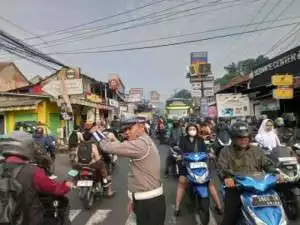 Anggota Polsek Ciampea Laksanakan Kegiatan Pengaturan lalu lintas.