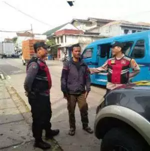 Anggota Polsek Ciampea Laksanakan Kegiatan Pengaturan lalu lintas.
