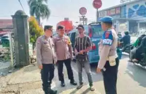 Anggota Polsek Ciampea Laksanakan Kegiatan Pengaturan lalu lintas.