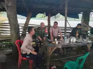 Bersinergi Bhabinkamtibmas Polsek Parung dan Babinsa Koramil 0621/22 beri himbauan Kamtibmas kepada warga.