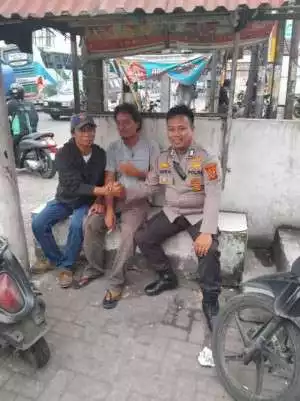 Bhabinkamtibmas Polsek Parung menjalin kedekatan Dengan masyarakat Desa binaan.