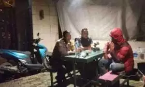 Bhabinkamtibmas Polsek CSR Polres Bogor cek pos kamling sampaikan pesan kamtibmas.