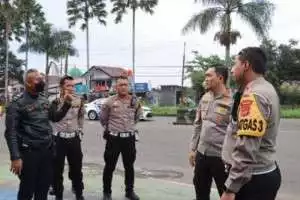 Kapolres Bogor AKBP Rio Wahyu Anggoro, Laksanakan Pemantauan Arus Lalu Lintas di Pos Gadog Puncak pada Libur Panjang.