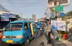 Anggota Polsek Ciampea Polres Bogor Laksanakan Kegiatan Pengaturan lalu lintas.