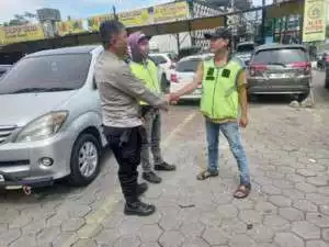 Bhabinkamtibmas Desa Gadog Aiptu STP SIRAIT melaksanakan kegiatan sambang dan dialogis dengan masyarakat Desa binaanya.