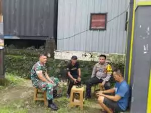 Bhabinkamtibmas Polsek Parung bersinergi dengan TNI Menjalin Kedekatan Dengan Masyarakat Desa Binaan.