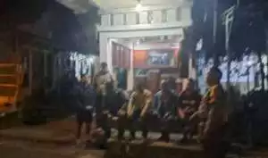 TNI-POLRI melalui Bhabinkamtibmas Dan Bhabinsa Polsek Ciampea Polres Bogor Kontrol Petugas Ronda Malam, Sampaikan Pesan Kamtibmas.