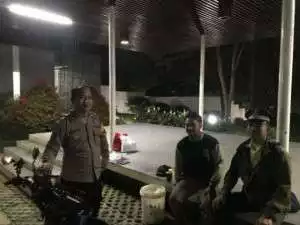 Bhabinkamtibmas Polsek Cisarua Polres Bogor Kontrol Poskamling di Wilayah Binaannya Beri Himbauan Kamtibmas.
