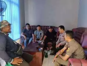 Bhabinkamtibmas Polsek Cisarua Polres Bogor Kontrol Poskamling di Wilayah Binaannya Beri Himbauan Kamtibmas.