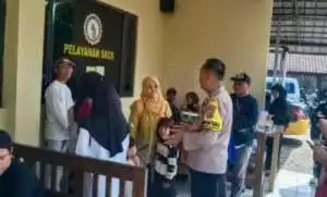 Bhabinkamtibmas Bojongrangkas Polsek Ciampea Berikan Himbauan Kamtibmas Kepada Warga Yang Sedang Membuat SKCK.