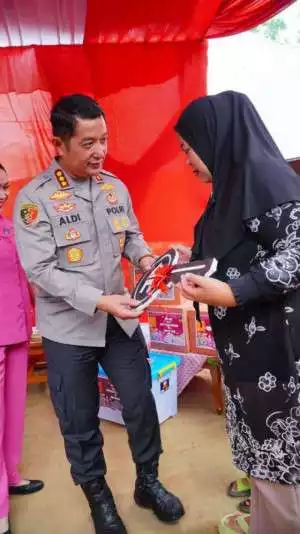 TNI-POLRI melaksanakan Sambang Warga Berikan Himbauan Kamtibmas.