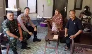 TNI-POLRI melaksanakan Sambang Warga Berikan Himbauan Kamtibmas.