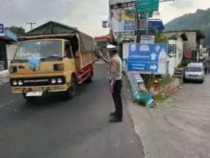 Bhabinkamtibmas Bojongrangkas Polsek Ciampea Berikan Himbauan Kamtibmas Kepada Warga Yang Sedang Membuat SKCK.