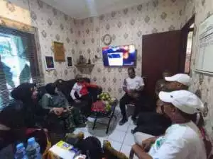 Bhabinkamtibmas Polsek Ciampea Bersama Babinsa 2114 Koramil Ciampea, Melaksanakan Kontrol Petugas Ronda Malam, Untuk Sampaikan Pesan Kamtibmas.