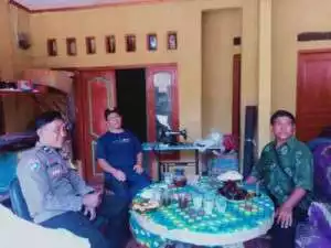 Bhabinkamtibmas Polsek Parung menjalin kedekatan Dengan masyarakat Desa binaan.