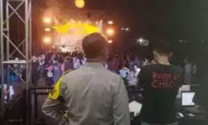 Bhabinkamtibmas Polsek Ciampea Kontrol Acara Malam hiburan Yang Diselenggarakan Oleh Karang Taruna Desa Bojongrangkas Kecamatan Ciampea Beri Pesan Kamtibmas.