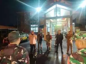 Bhabinkamtibmas Polsek Ciampea Kontrol Acara Malam hiburan Yang Diselenggarakan Oleh Karang Taruna Desa Bojongrangkas Kecamatan Ciampea Beri Pesan Kamtibmas.