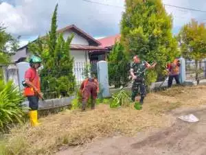 Ciptakan Lingkungan Bersih Dan Sehat, Babinsa Bersama Masyarakat Kerja Bakti.