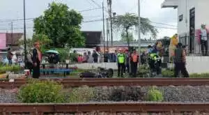 Duh! Hendak padamkan kebakaran terobos perlintasan, mobil Damkar ringsek tertabrak kereta api