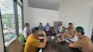 Polsek Megamendung Gelar Musyawarah Tertibkan Tukang Parkir di Desa Cipayung Girang.