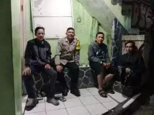 Bhabinkamtibmas Polsek Cisarua Polres Bogor kontrol Siskamling dan sampaikan pesan kamtibmas.