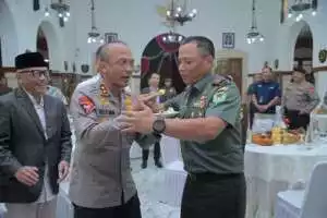 Syukuran HUT Ke-79 Kodam III/Siliwangi, Kapolda Jabar Serahkan Tumpeng dan Tali Asih.