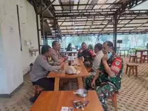 Bhabinkamtibmas Polsek Cisarua Polres Bogor kontrol Siskamling dan sampaikan pesan kamtibmas.