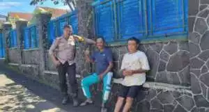 Polsek Dramaga Sinergitas TNI Dan Warga Masyarakat Laksanakan Patroli KRYD Antisipasi Gangguan Kamtibmas Ajak Jaga Kondusifitas, Kapolsek Dramaga Tampak Akrab Berbincang Beri Himbauan.