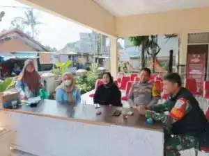 Bhabinkamtibmas Parung dan Babinsa Wujudkan Kebersamaan dalam Menjaga Keamanan Warga.