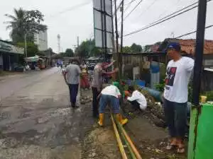 Bhabinkamtibmas Polsek Babakan Madang Gotong Royong Bersama Warga Desa Kadumanggu.