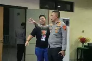 Polsek Dramaga Laksanakan Patroli KRYD Antisipasi Gangguan Kamtibmas Ajak Jaga Kondusifitas, Kapolsek Dramaga Tampak Akrab Berbincang Beri Himbauan.