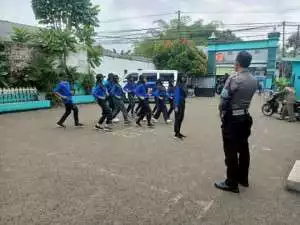 Bhabinkamtibmas Parung dan Babinsa Wujudkan Kebersamaan dalam Menjaga Keamanan Warga.