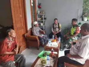 Bhabinkamtibmas dan Babinsa di Ciampea Laksanakan Kontrol Ronda Malam, Sampaikan Pesan Kamtibmas kepada Warga.