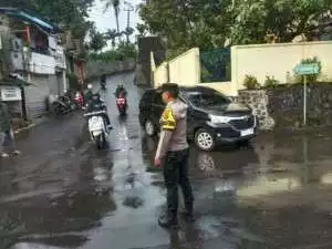 Bhabinkamtibmas Desa Cipayung Girang Laksanakan PAM Jalur Antisipasi Libur Panjang.