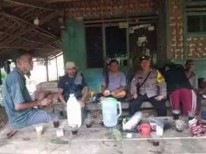 Bhabinkamtibmas Polsek Tanjungsari Ajak Warga Ciptakan Lingkungan Aman dan Bersih Melalui Cooling System.