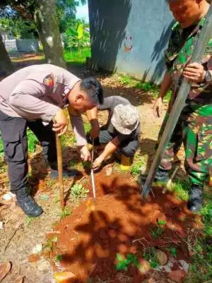 Bhabinkamtibmas Polsek Parung Menjalin Kedekatan Sinegritas bersama TNI Dengan Warga Desa Binaan.-