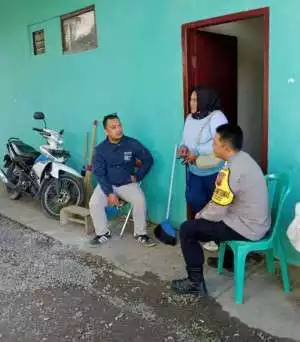Bhabinkamtibmas Polsek Cisarua Cek Pos Kamling, Sampaikan Pesan Kamtibmas kepada Warga.