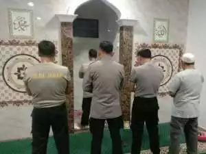 Bhabinkamtibmas Polsek Megamendung Laksanakan Sholat Subuh Berjamaah, Jalin Kedekatan dengan Warga.