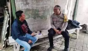 Dekatkan Diri dengan Warga, Aiptu Dedi Koswara Bhabinkamtibmas Desa Cilember Ajak Warga Cilember Waspada Gangguan Kamtibmas.