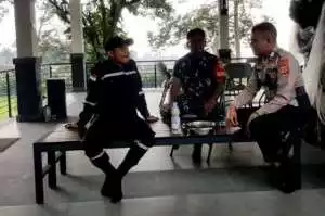 Jalin Keakraban, Bhabinkamtibmas Polsek Cijeruk Sambangi Warga Desa Tugu Jaya.