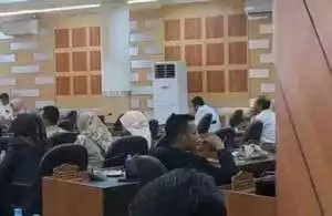 Merokok saat Rapat Paripurna, Anggota DPRD Tuban Terancam Denda Rp 1 Miliar