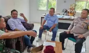 Bhabinkamtibmas Polsek Ciawi Perkuat Sinergitas dengan TNI dan Tokoh Masyarakat di Desa Cibedug.