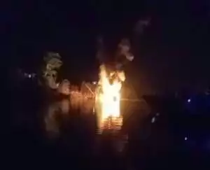 Tongkang Angkut Minyak Ilegal Terbakar di Sungai Tanjung.