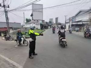 Bhabinkamtibmas Polsek Ciawi Perkuat Sinergitas dengan TNI dan Tokoh Masyarakat di Desa Cibedug.