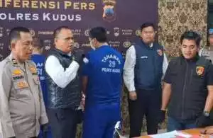 Mabes Polri Berikan Trauma Healing Bagi Pengungsi Banjir di Kudus
