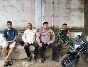 Bhabinkamtibmas Desa Cipayung Girang Bantu Warga Pembuatan SKCK di Polsek Megamendung.