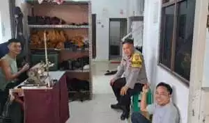 Bhabinkamtibmas Polsek Ciampea, Laksanakan Silaturahmi dengan Warga untuk Sampaikan Pesan Kamtibmas.